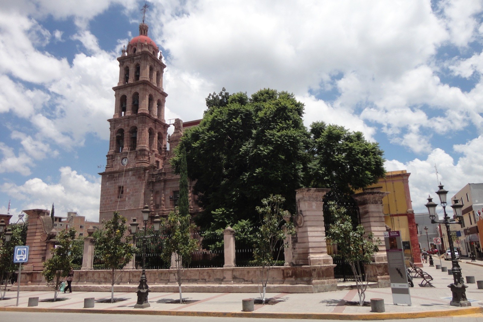 Parroquia de Santiago Apóstol en Silao, con su torre de cantera y árboles frente al atrio